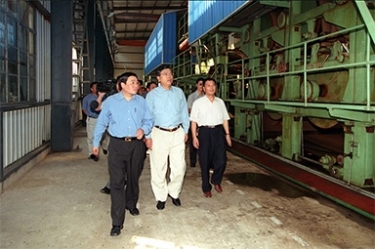 2000年9月19日，時任浙江省委書記張德江一行視察公司