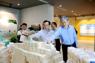 2019年 5月22日，時任浙江省社會組織綜合黨委專職副書記、省民政廳社會組織管理局局長蔡國華蒞臨景興紙業(yè)調研企業(yè)發(fā)展情況和黨建工作