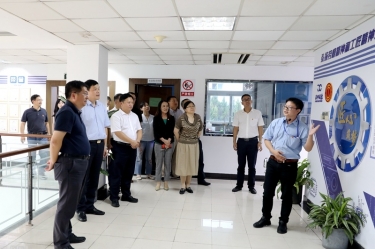 2020年7月29日，時任浙江省政協(xié)常委、社法委副主任、省總工會副主席、一級巡視員董建偉蒞臨景興紙業(yè)調研新時代工匠培育工作